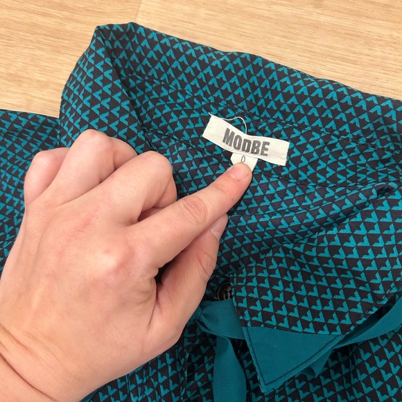 Mod V Pattern Ribbon Tie Lapel Collar Blouse - Picture 2 of 3